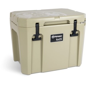 Sandfarbene Petromax Kühlbox kx25 mit schwarzem Verschluss und Logo. Ideal für Camping und Outdoor.