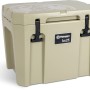Sandfarbene Petromax Kühlbox kx25 mit schwarzem Verschluss und Logo. Ideal für Camping und Outdoor.