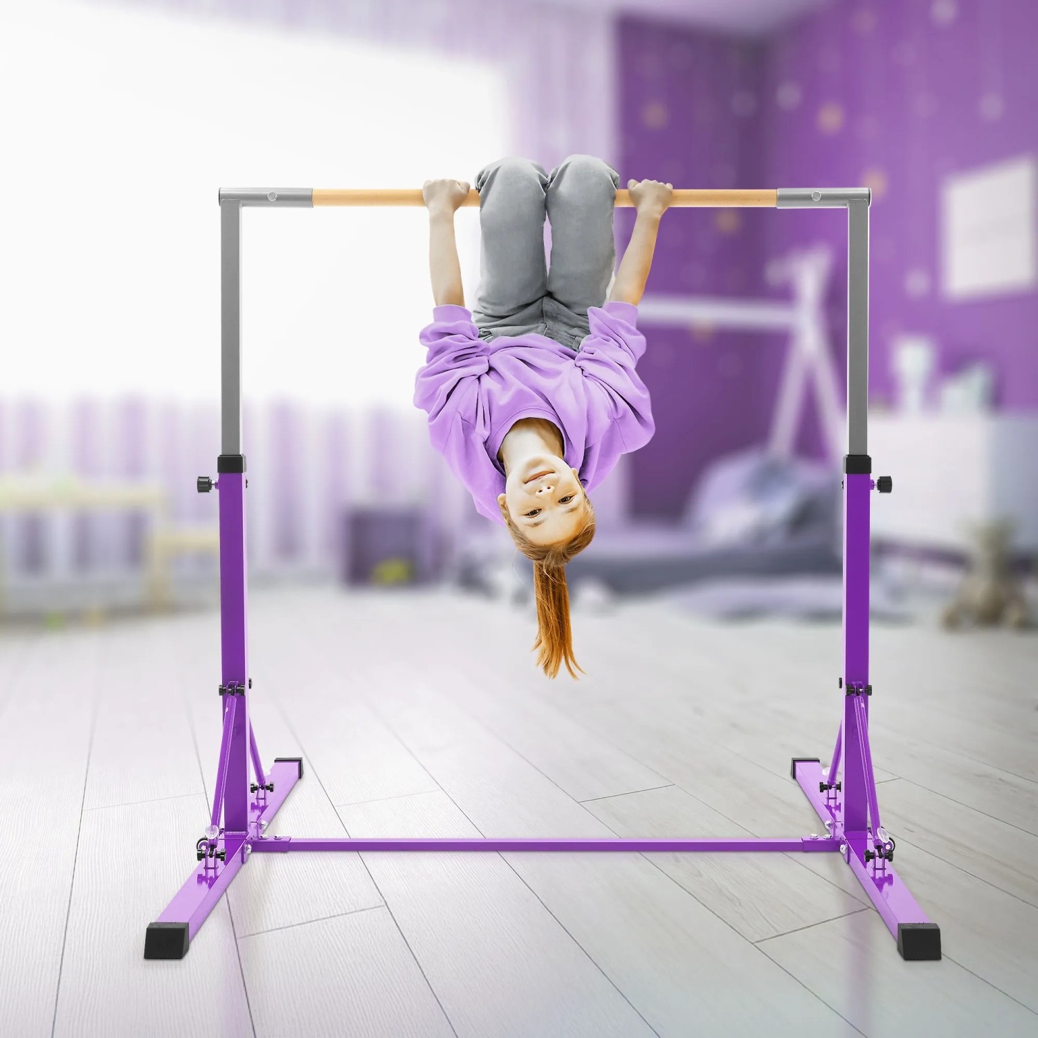 Lila faltbares Gymnastik Turnreck, höhenverstellbar, mit Kind beim Turnen. Spiel & Spaß für Kinder.