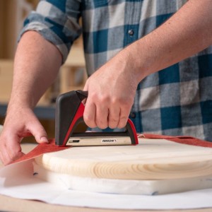 Arrow Handtacker T21X im Einsatz: Polstern mit dem Feindrahtklammer-Tacker.