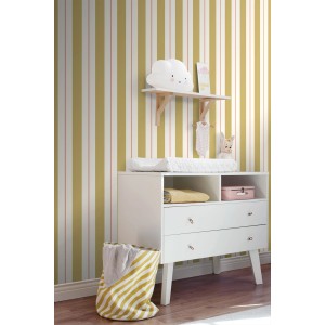 ESTAhome Streifen Tapete in Ockergelb und Orange im Kinderzimmer.