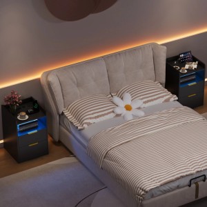 Schwarzer Nachttisch mit blauer LED-Beleuchtung, zwei Schubladen, goldfarbenen Griffen und Ladestation im modernen Schlafzimmer.