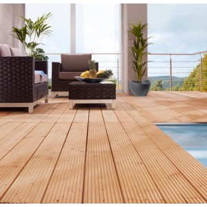 Terrasse mit geriffelten Douglasie Bodendielen (2,8x14,5x200 cm) und Gartenmöbeln.