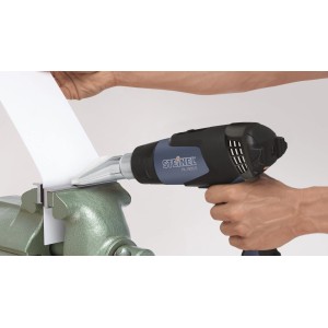 Steinel Heißluftgebläse mit Feinstaubfilter im Einsatz, fixiert ein Werkstück in einem Schraubstock.