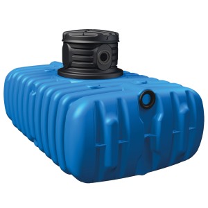 Blauer 4rain Flachtank Flat S 3.000 l mit schwarzer Schachtverlängerung und Tankabdeckung.