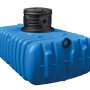 Blauer 4rain Flachtank Flat S 3.000 l mit schwarzer Schachtverlängerung und Tankabdeckung.