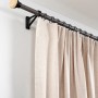 Gardinia Endknopf Stamp Denver, braune Gardinenstange mit hellem Vorhang. Stilvolle Fensterdekoration.