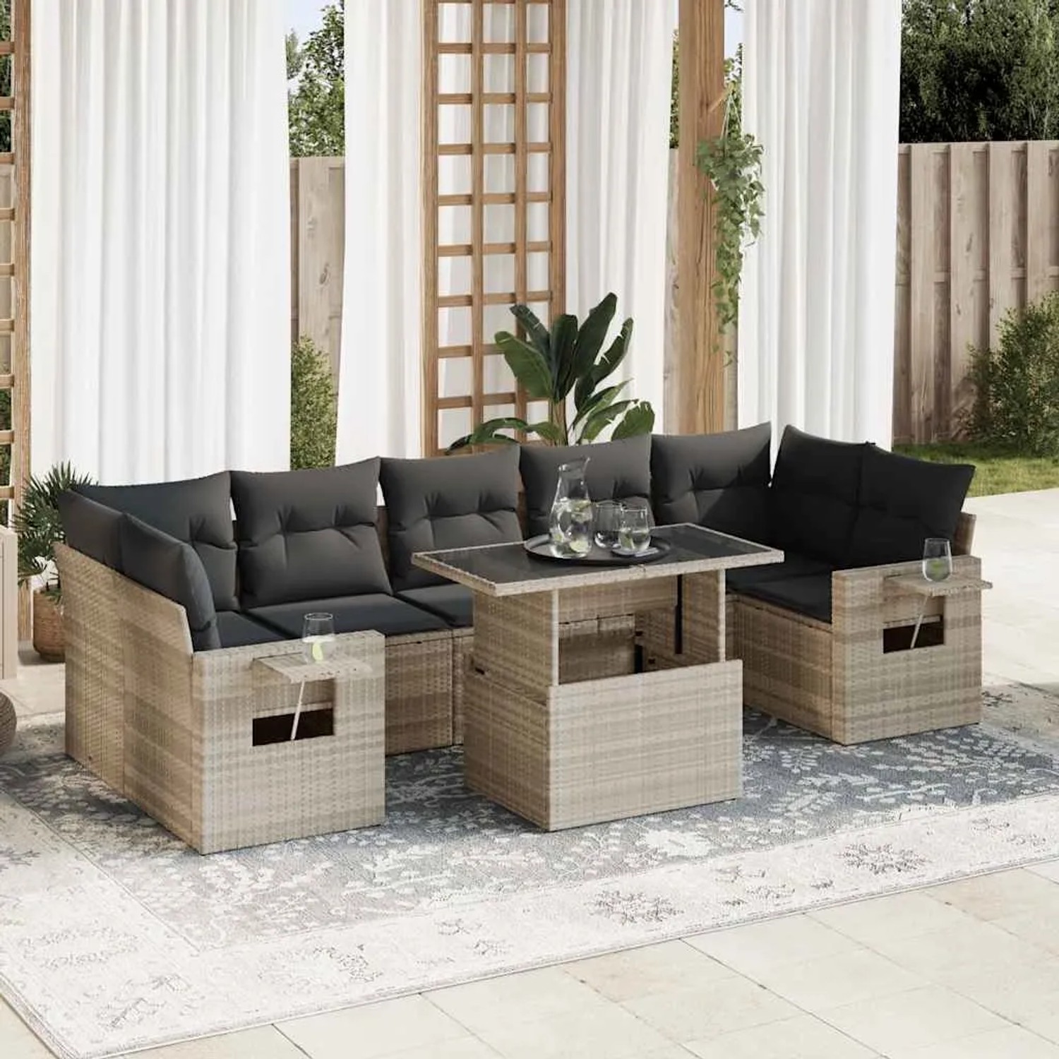 Hellgraue 8-tlg. Garten-Sofagarnitur aus Rattan mit Tisch und grauen Kissen.