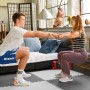 Paar trainiert auf grauen eyepower Fitnessmatten. 2 cm dicke Bodenschutzmatten als Puzzleteile für Home Gym.