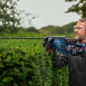 Bosch Akku-Heckenschere GHE 18V-60(II) im Einsatz beim Heckenschnitt. Leistungsstark und kabellos.