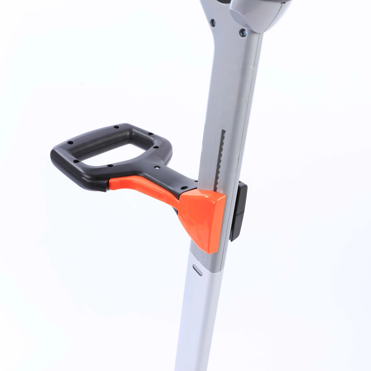 Detailaufnahme: Verstellbarer Zusatzhandgriff des Yard Force Akku-Handmähers iFlex.