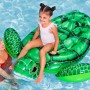 Bestway Schwimmtier Tidal Turtle mit Kind im Pool. Aufblasbare, grüne Wasserschildkröte mit Haltegriffen.