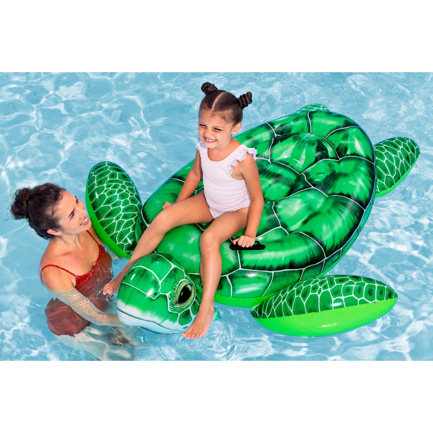 Bestway Schwimmtier Tidal Turtle mit Kind im Pool. Aufblasbare, grüne Wasserschildkröte mit Haltegriffen.