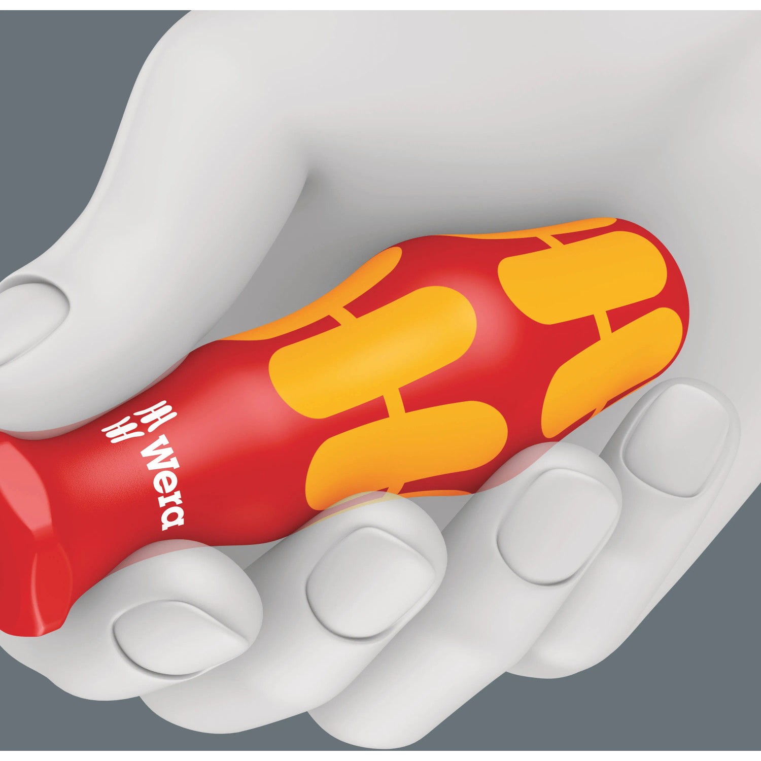 Wera isolierter Kreuzschlitz-Schraubendreher PZ2 mit rotem Griff und gelben Markierungen in einer Hand.