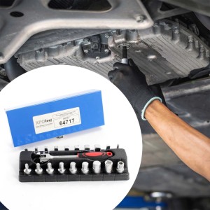 Xpotool 18-tlg. Öldienstschlüssel Set mit Ratsche und Aufsätzen für Kfz-Ölwechsel. Werkzeug in Box, Person am Auto.