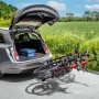 Eufab Fahrrad-Kupplungsträger Falcon am Auto mit zwei Fahrrädern. Heckträger für Anhängerkupplung.