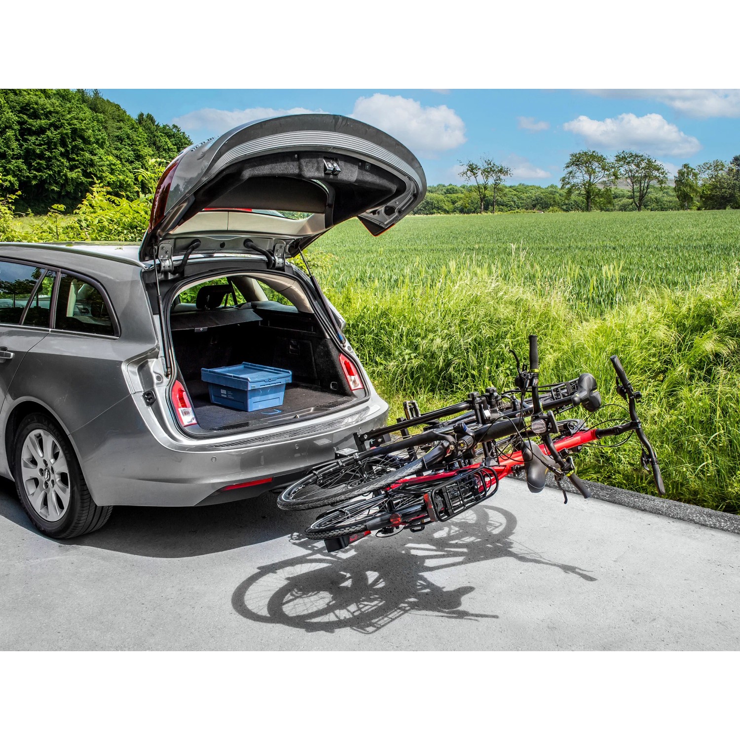 Eufab Fahrrad-Kupplungsträger Falcon am Auto mit zwei Fahrrädern. Heckträger für Anhängerkupplung.