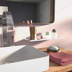 Weißes SOTECH Design Wandregal HOVER-IV im Badezimmer, bestückt mit Zahnbürsten und Kosmetik. Für Wandmontage.