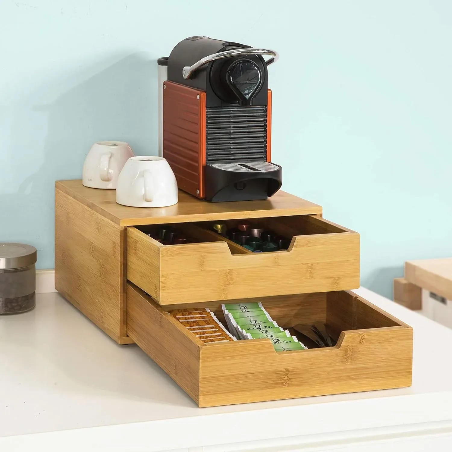 SoBuy Schubladenbox FRG82-N aus Bambus mit Kaffeemaschine und Tassen als Schreibtischorganizer.