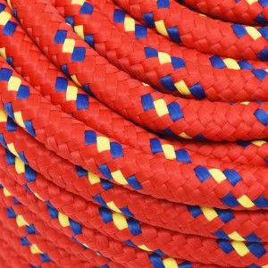 Rotes Polypropylen Bootsseil, 12 mm, mit gelben und blauen Mustern, eng aufgerollt.