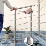 Edelstahl Geländer 100 cm mit 5 Querstäben auf Treppe. Gebürstete Oberfläche, Person hält Handlauf. Für Innen & Außen.