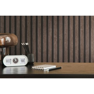 Dunkelbraune Akustikpaneele Tapete in 3D Holzoptik an einer Bürowand mit Schreibtisch.