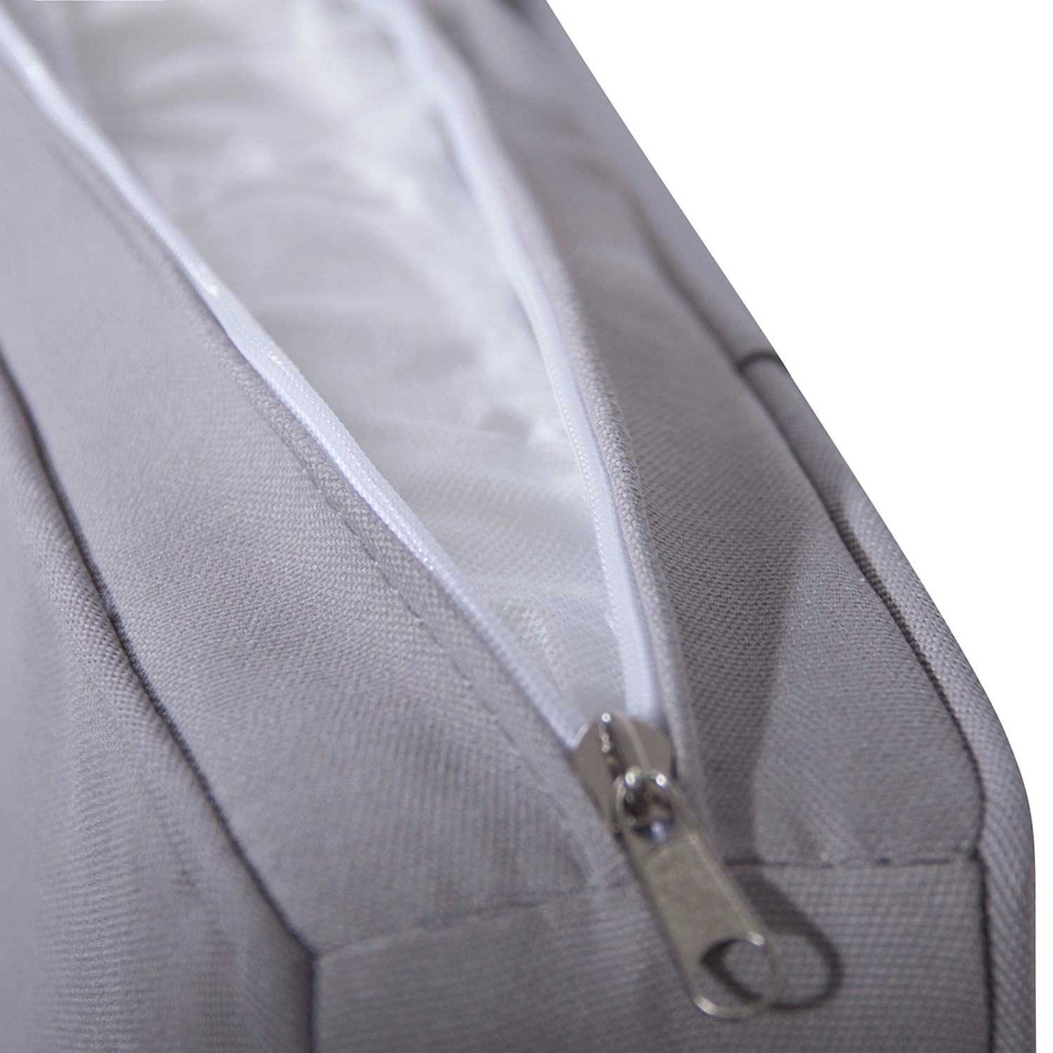 Detailaufnahme: Graues Kissen mit Reißverschluss der Svita California XL Gartenlounge.