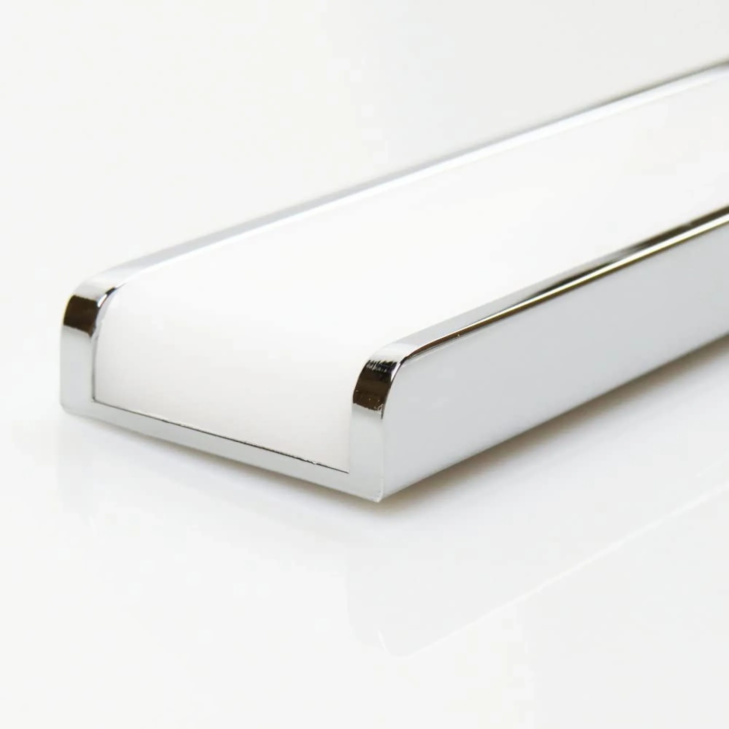 Moderne Aurinko LED Badleuchte in Chrom, 30cm, für Spiegelschrank oder Wandmontage.