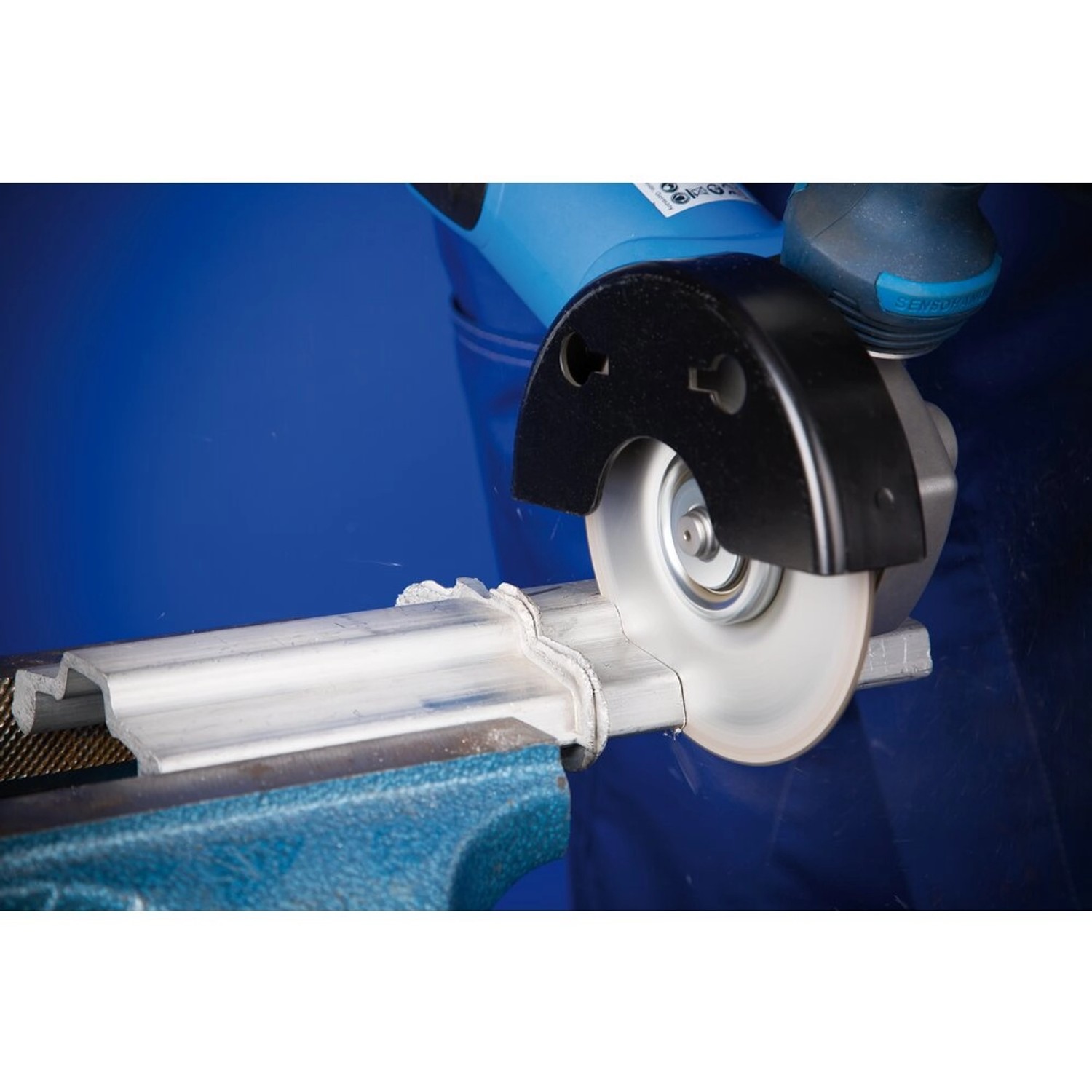 Pferd Trennscheibe im Einsatz: Winkelschleifer trennt Alu-Profil. Zubehör für Winkelschleifer.