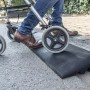 Terrasoft Bordsteinrampe XL im Einsatz mit Rollator für barrierefreien Zugang.