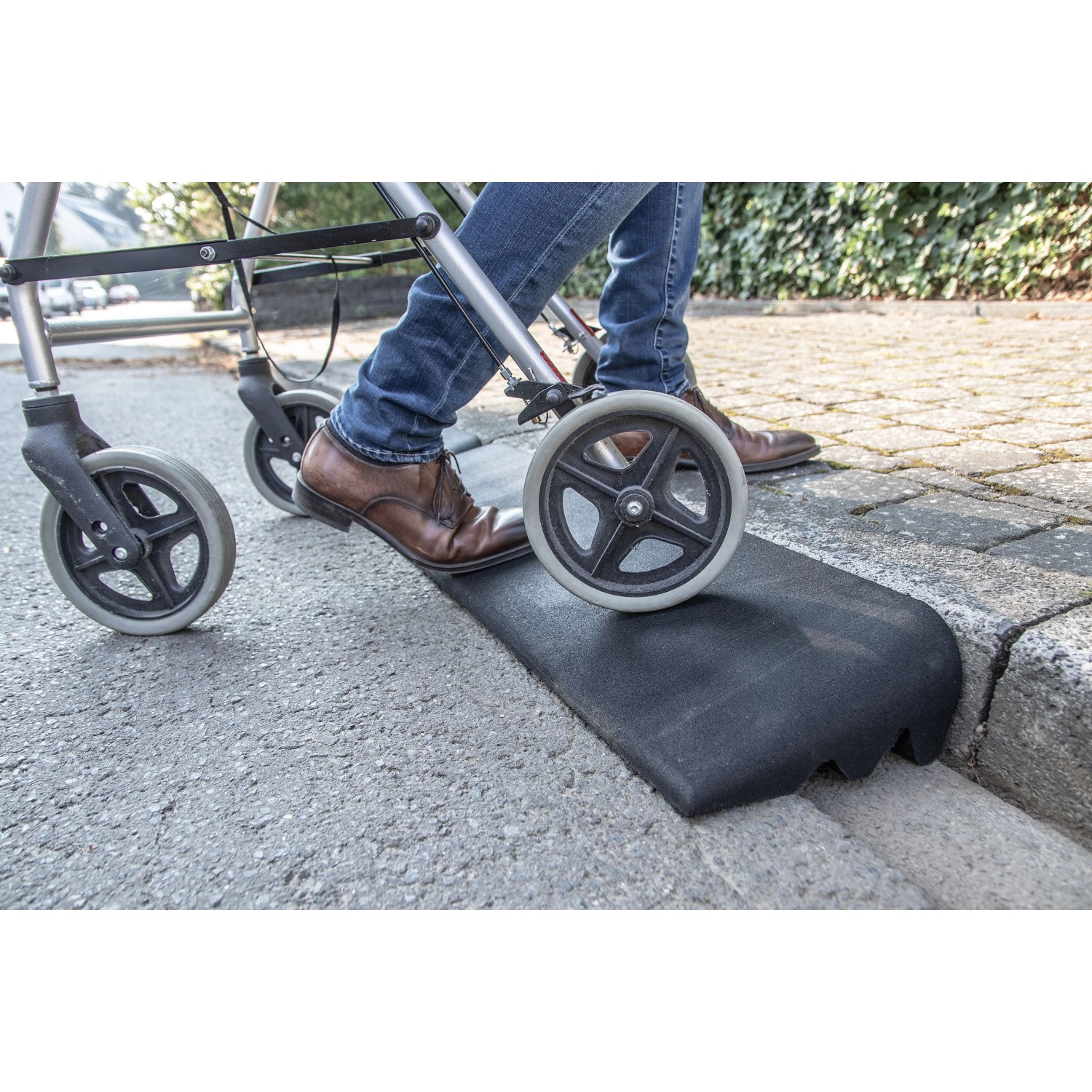 Terrasoft Bordsteinrampe XL im Einsatz mit Rollator für barrierefreien Zugang.