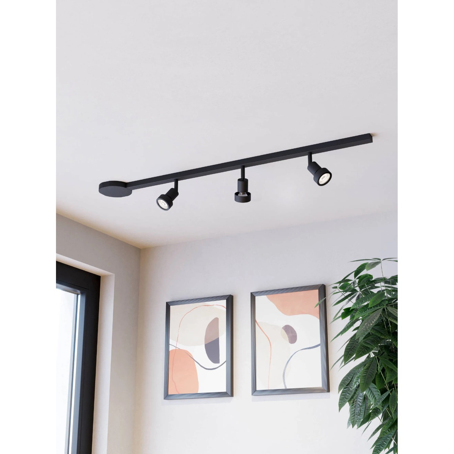 Schwarzes EGLO EASYT Schienensystem mit 3 Spots (GU10, max. 10W, L 1020mm) an der Decke.