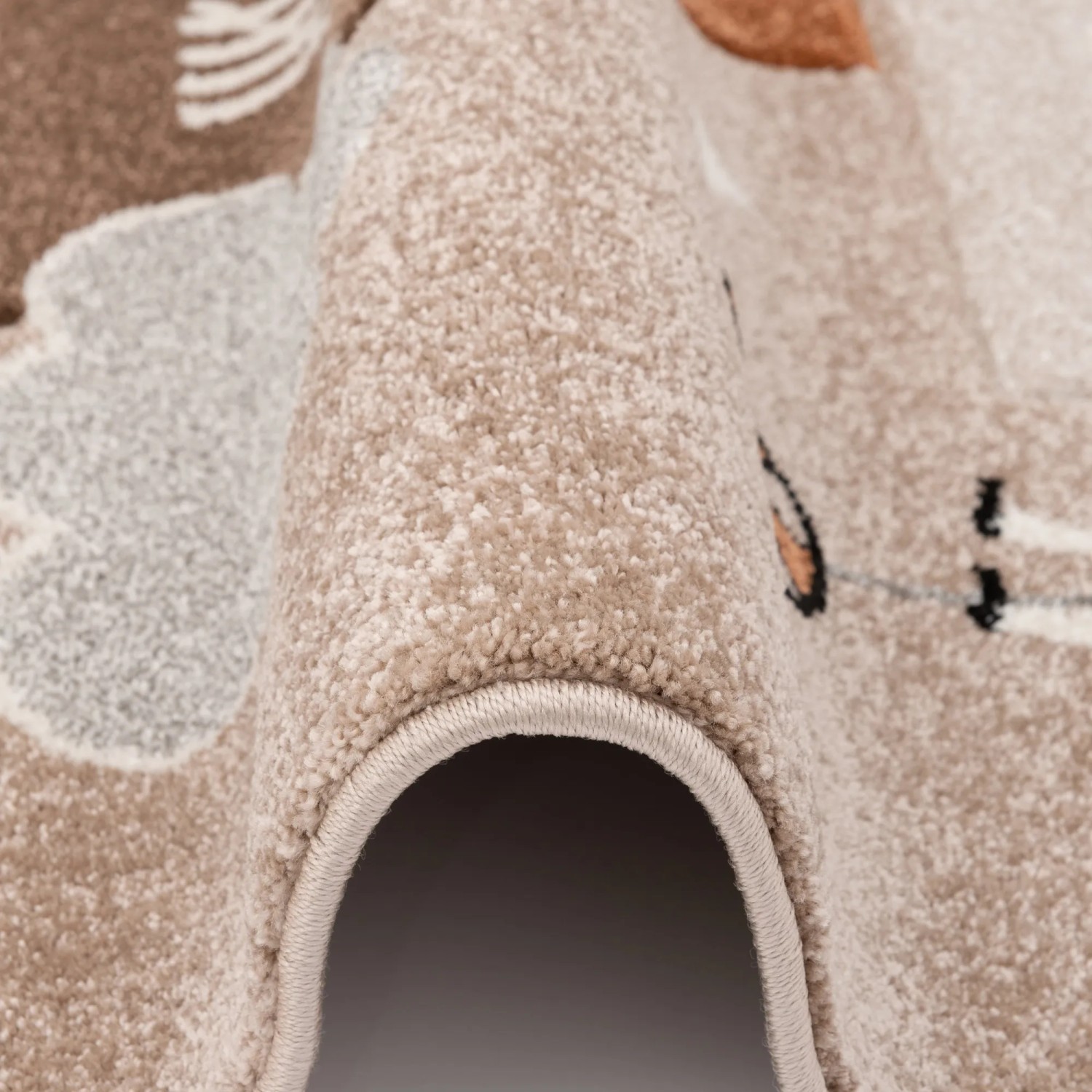 Detailaufnahme: Beige Pergamon Kinderteppich Maui Kids mit Spielwelt-Motiv, 80x150cm.