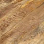 Nahaufnahme der rauen Mangoholz-Oberfläche eines Beistelltisches mit natürlicher Maserung und Struktur.