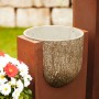 Ferrum Art Design Säulen-Set Stone in Rostoptik mit bepflanzten Kalkbetontöpfen als Gartendekoration.