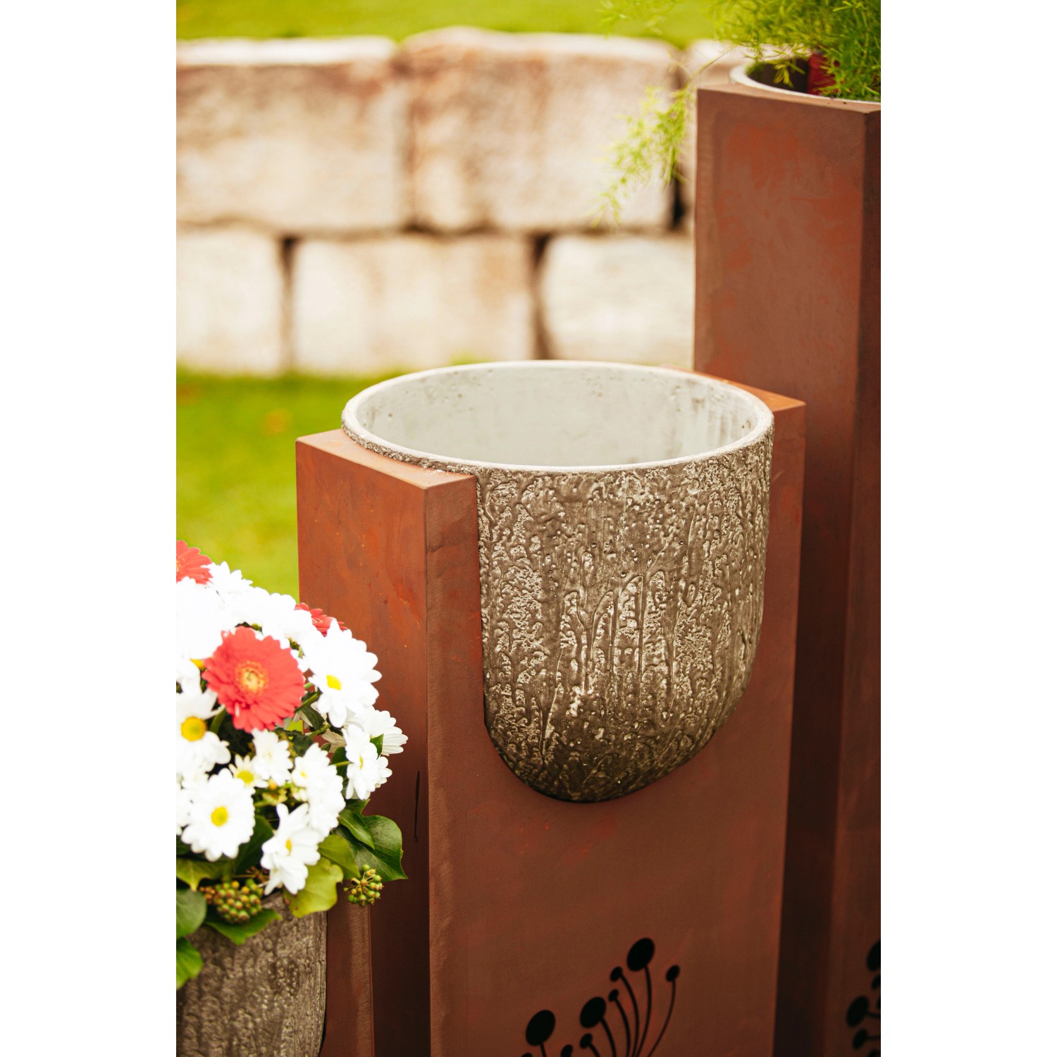 Ferrum Art Design Säulen-Set Stone in Rostoptik mit bepflanzten Kalkbetontöpfen als Gartendekoration.