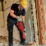 Mann mit Einhell Abbruchhammer TC-DH 43 beim Stemmen einer Wand.