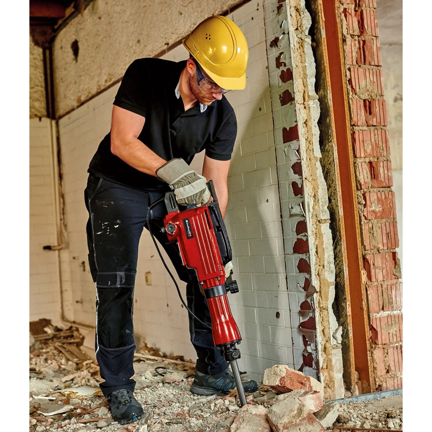 Mann mit Einhell Abbruchhammer TC-DH 43 beim Stemmen einer Wand.