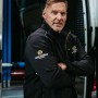 Mann mit Hans Schäfer Workwear Softshelljacke in Schwarz, Größe M, vor Transporter. Arbeitskleidung.