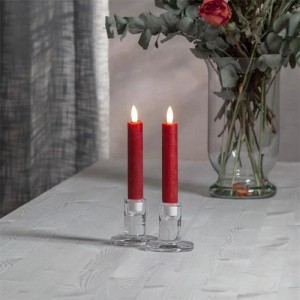 Zwei rote LED Stabkerzen aus Echtwachs, 15cm, mit warmweißer Flamme in Glasleuchtern. Ideal für Lampen & Leuchten.
