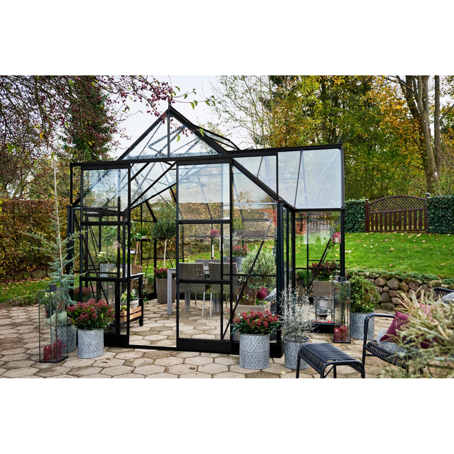 Halls Gewächshaus GardenRoom Set, 12,9 m², schwarz, mit Fundamentrahmen. Begehbares Glas-Gewächshaus im Garten.