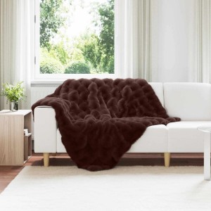 Kamelbraune Kunstfell-Decke (220x240 cm) auf weißem Sofa. Flauschige Kaninchenfell-Optik.