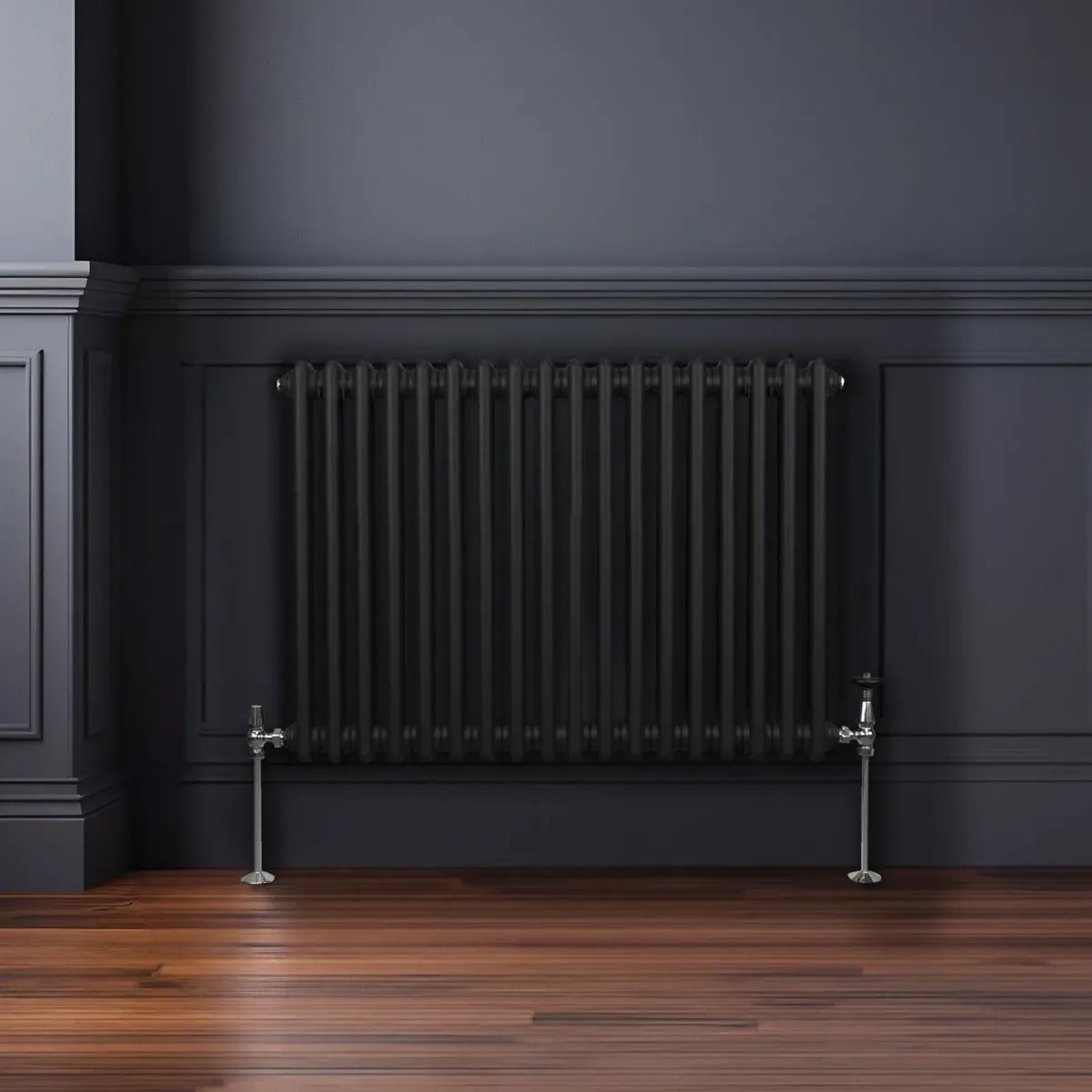 Schwarzer 2-Säulen Heizkörper (600x832mm) im traditionellen Design vor dunkler Wand.