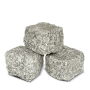 Drei graue, gespaltene Granitpflastersteine für Wege und Außenbereiche. Robustes Pflaster.