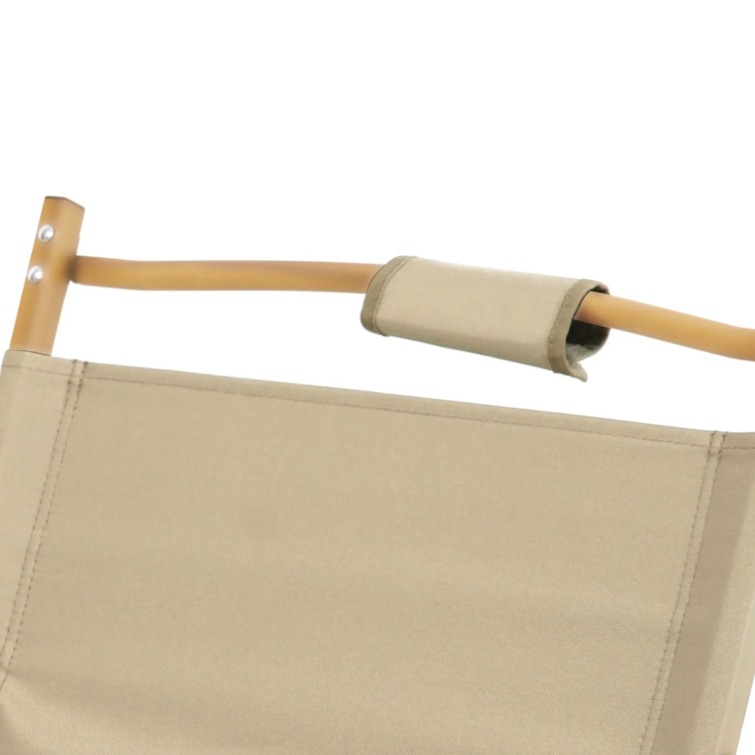 Detailaufnahme: Beige Jawinio Campingstuhl mit Holzarmlehne, Outdoor Faltstuhl.