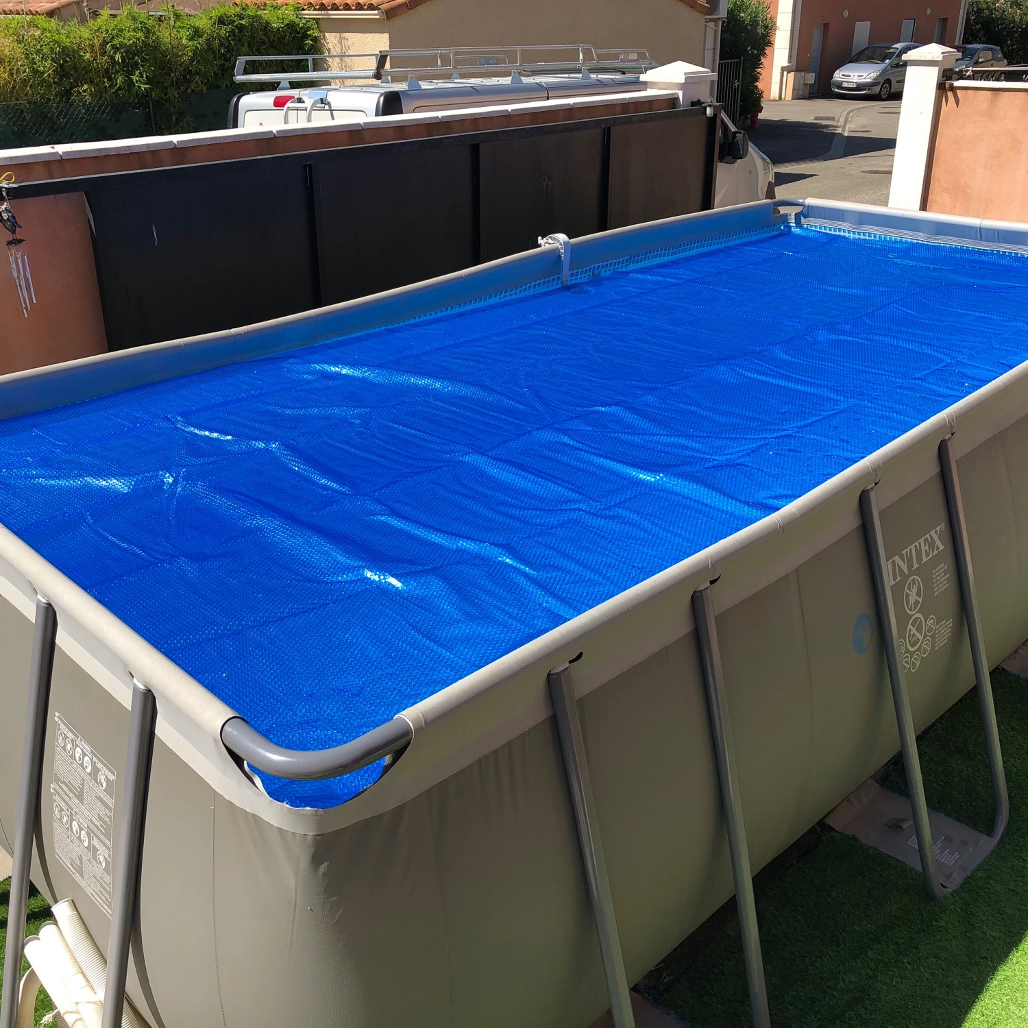 Blaues Summer Fun Pool-Solarfolie auf Rechteckpool, schützt vor Verschmutzung und speichert Wärme.