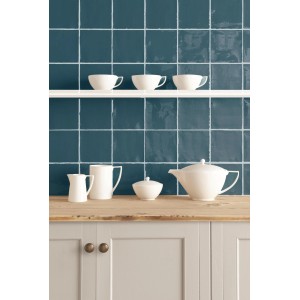 Wandfliesen Artisa, blau glänzend, 15x15 cm, im Retro-Look mit Geschirr auf einem Regal.