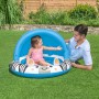 Bestway Planschbecken Safari Sun mit Sonnendach, Zebra-Design, Kind sitzt im Pool, Erwachsener liegt daneben.