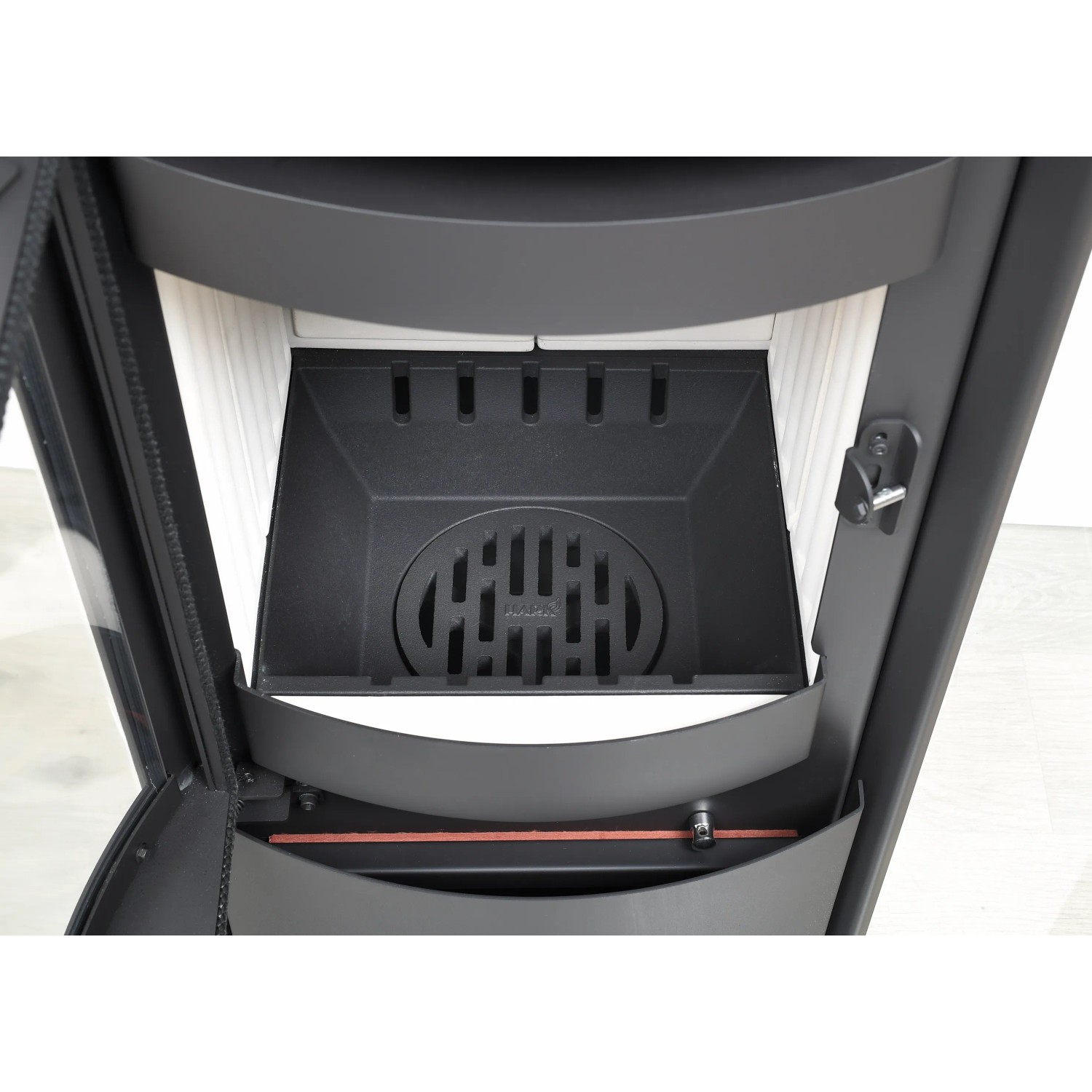 Detailaufnahme: Brennraum des Hark Nika Eco plus Kaminofens mit Ofenkacheln in Meteorschwarz.