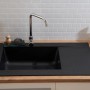 Schwarze Respekta Mineralite Einbauspüle Denver, 86x50 cm, mit Abtropffläche und Armatur.